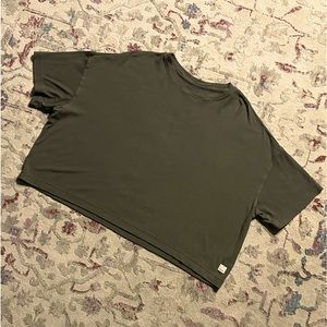 Vuori short sleeve performance top women’s size small